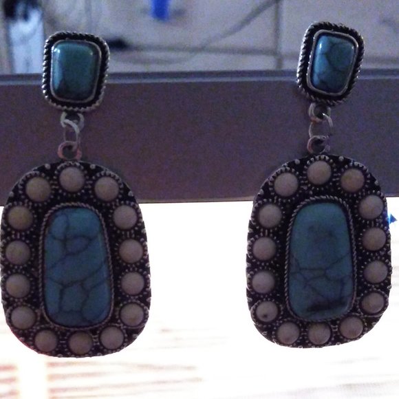 Western Style Earrings - Picture 4 of 4